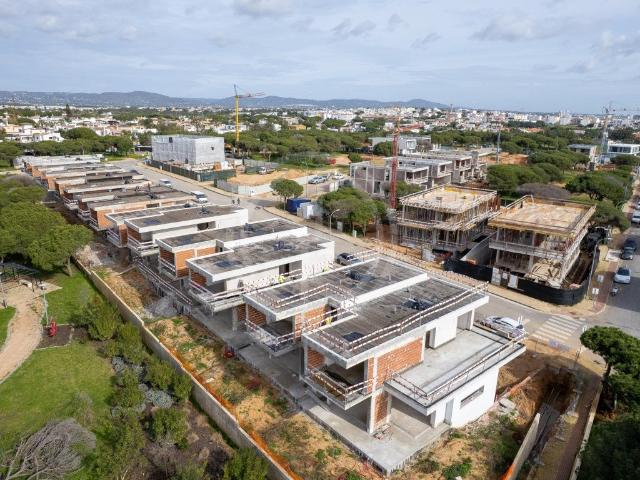 Moradia em T3 em banda em Faro 170m² Montenegro