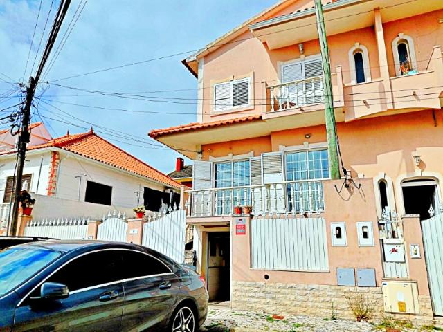Moradia em Vale de Milhaços junto à Escola