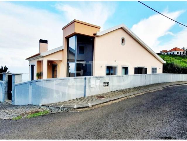 Moradia Encantadora com Vista Mar e Serra Um Refúgio de Tr. 289m² Ponta Do Pargo