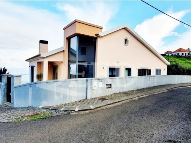 Moradia Encantadora com Vista Mar e Serra Um Refúgio de Tranquilidade e Conforto