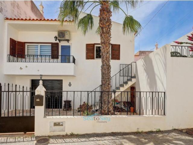 Moradia Encantadora com Jardim e Garagem Perto da Costa