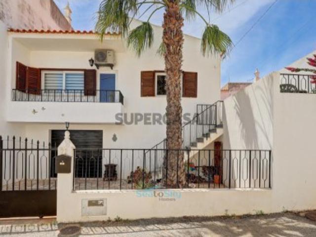 Moradia Encantadora com Jardim e Garagem Perto da Costa