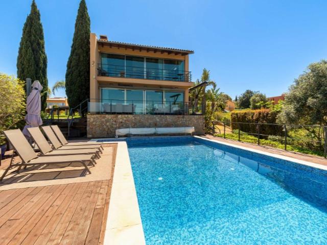 Moradia Encantadora com Piscina e Vistas Deslumbrantes sobre o Campo