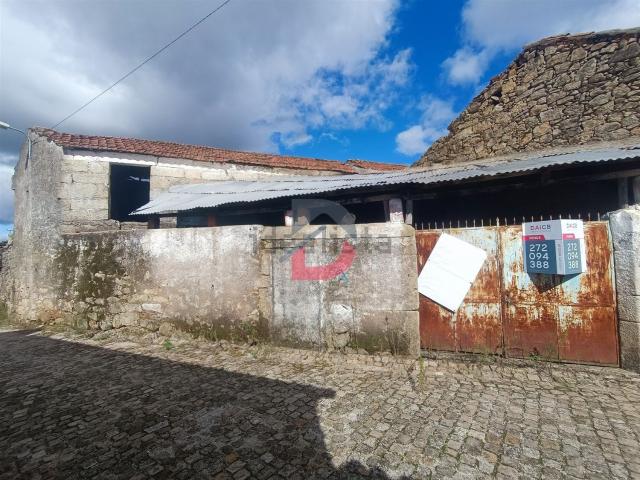 Moradia, Escalos de Cima e Lousa