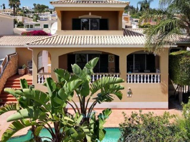 Moradia Espaçosa Numa Zona Residencial Encantadora Perto Da Praia