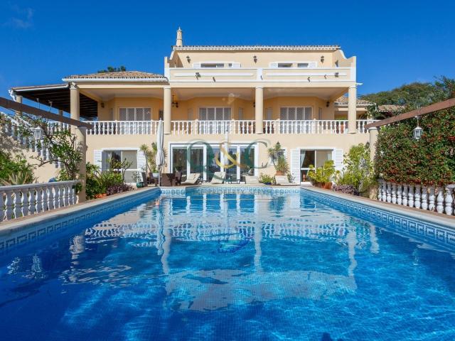 Moradia espaçosa com 6 quartos e 8 casas de banho localizada. 684m² Santa Bárbara De Nexe