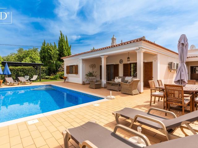 Moradia espaçosa com piscina privada e jardim