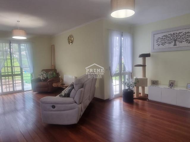 Moradia Espaçosa Renovada de 3 Pisos com Loft, Garagem e Vista para a Montanha, Ribeira Brava