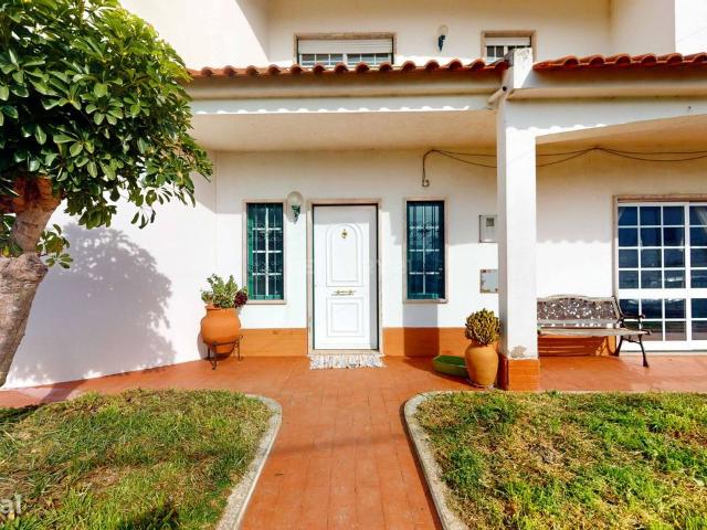 Moradia espaosa, lugar tranquilo, em Lote de 1140m2