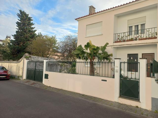 Moradia Espetacular em Ponta Delgada com Jardim e Garagem
