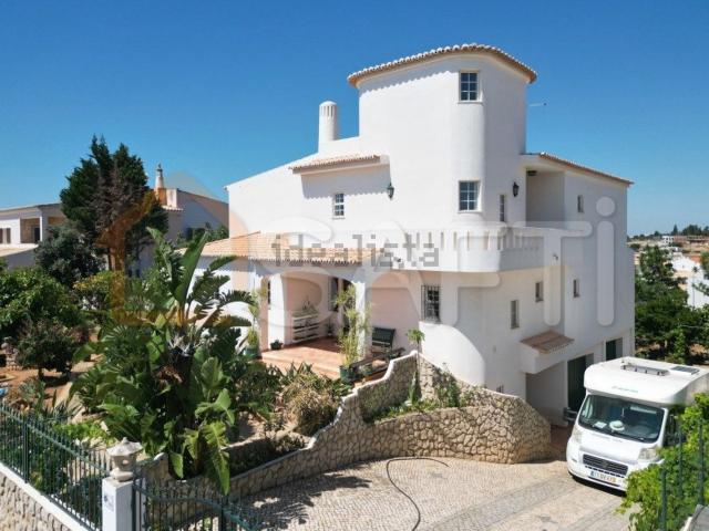 Moradia, Estômbar e Parchal