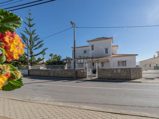 Moradia, Estômbar e Parchal