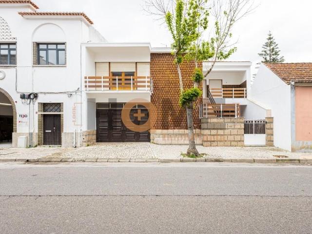 Moradia Familiar com Localização Privilegiada em Almeirim