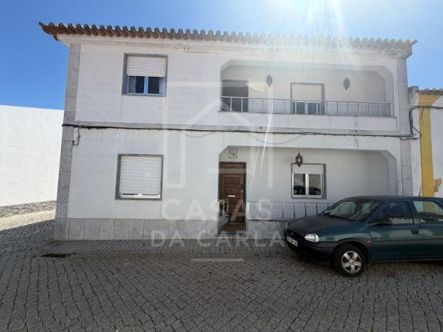 Moradia Familiar de Excelentes Áreas e Grande Potencial