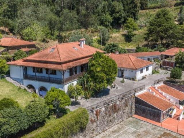 Moradia familiar em Caminha | Piscina | 4 Quartos + T1 Independente | Potencial Turístico