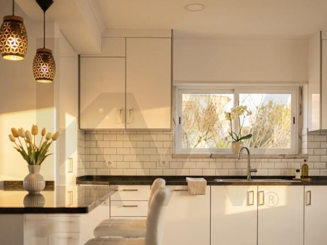 Moradia Familiar em Cascais, Totalmente Remodelada e com Apartamento Independente