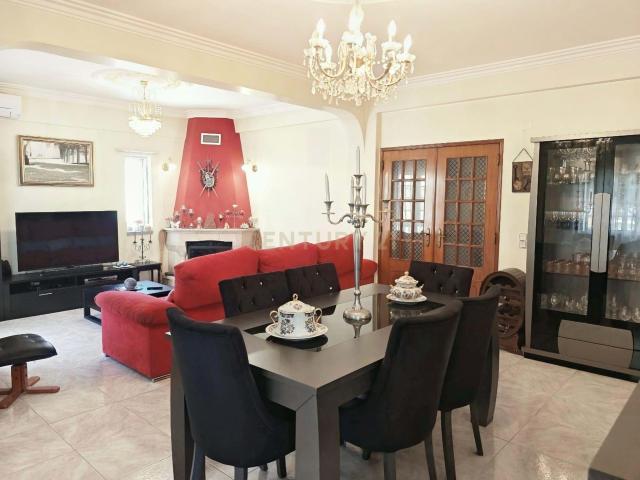 Moradia Familiar T3 Isolada Em Zona Residencial Tranquila No Vale Rosal