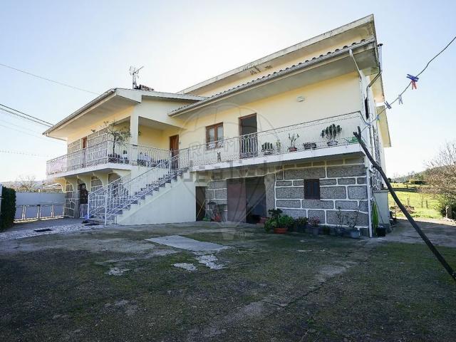 Moradia, Fonte Arcada e Oliveira
