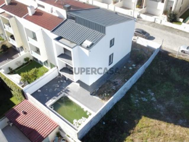 Moradia Gaveto V3 com piscina entregue concluída