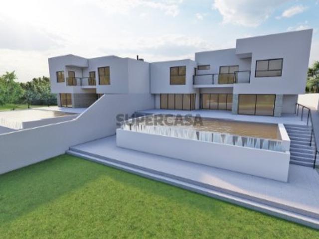 Moradia Geminada Moderna de 4 Quartos, com Piscina Privada e Jardim