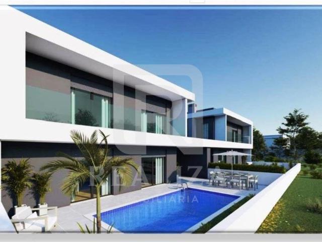 Moradia geminada nova T4 com garagem e piscina em Pinhal Conde da C.