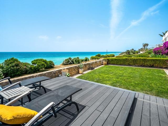 Moradia geminada à beira mar para venda em Praia da Luz 179m² Lagos Santa Maria