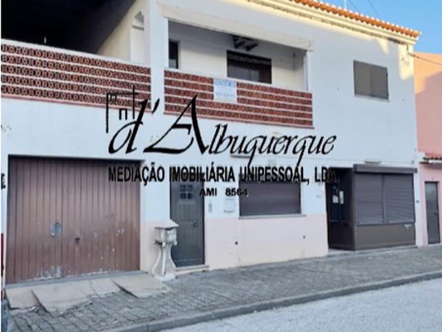 Moradia geminada à venda na rua do Comércio