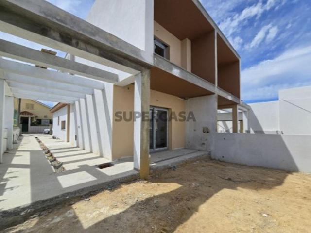 Moradia Geminada c/2 Suites e Pérgula, em Fernão Ferro