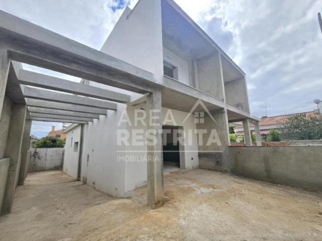 Moradia Geminada c/2 Suites e Pérgula, em Fernão Ferro