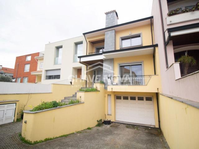 Moradia geminada com 4 quartos, na Senhora da Hora, Matosinhos