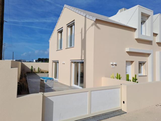 Moradia Geminada com 2 suítes junto à praia dos Supertubos 79m² Atouguia Da Baleia