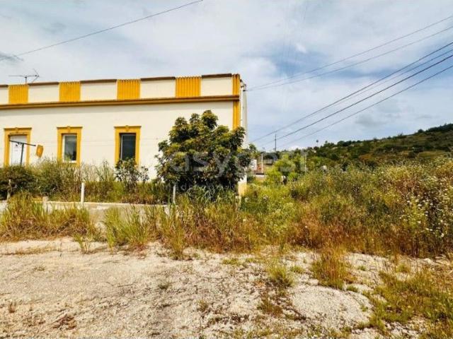 Moradia Geminada com 3 Quartos e amplo logradouro no centro de Tunes