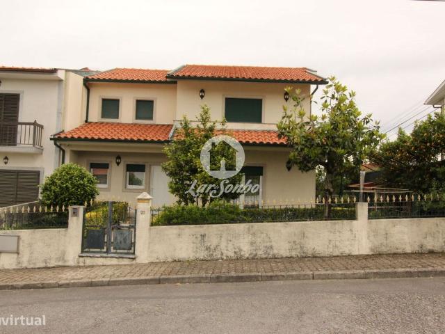 Moradia geminada com terreno centro Fafe