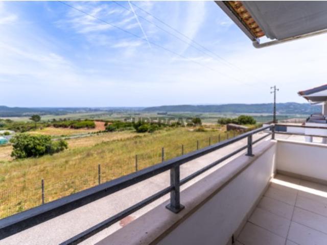 Moradia geminada com vista campo e mar, perto da praia