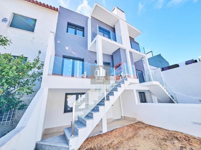 Moradia geminada com cave, rés de chão, 1º andar, garagem e quintal, em Corroios