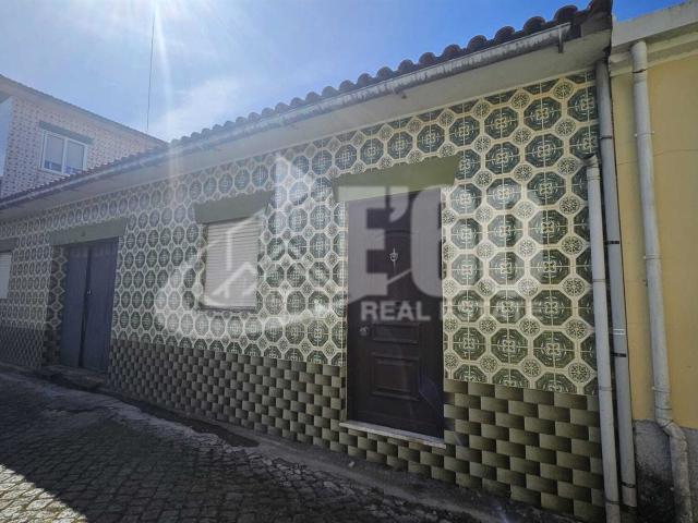 Moradia Geminada Com Eelente Potencial 150m² Espinho