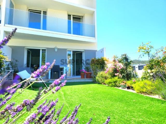 Moradia geminada com jardim e piscina