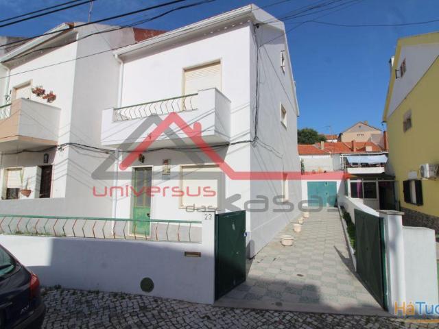 Moradia geminada com logradouro e garagem! | 26074089317
