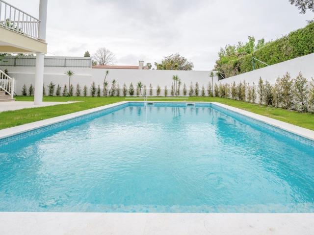 Moradia Geminada com piscina, semi remodelada Marisol 180m² Corroios