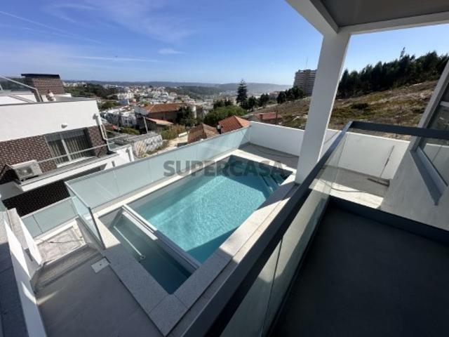 Moradia geminada com piscina