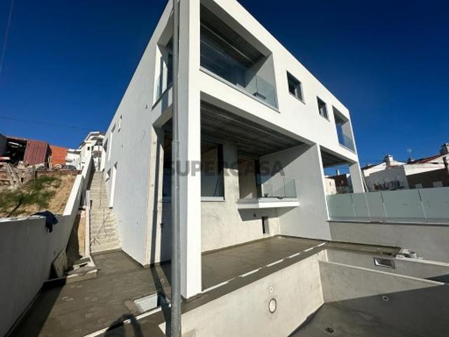 Moradia geminada com piscina