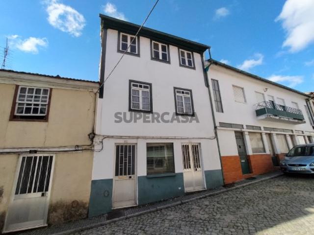 Moradia Geminada composta por 3 pisos para reconstruir no centro de Britiande Lamego