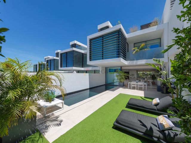 Moradia geminada contemporânea com 4 quartos junto ao resort. 243m² Almancil