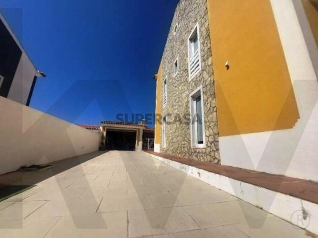 Moradia Geminada de Excelência no Barril com Piscina