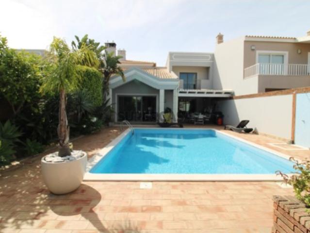 Moradia Geminada de Luxo T5 com Piscina Privativa e Garagem, Vilamoura