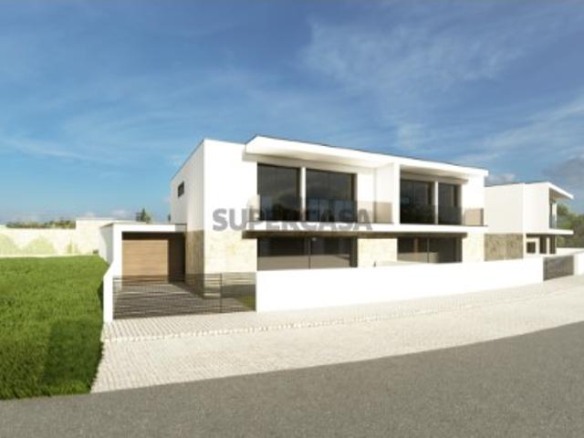 Moradia Geminada de Sonho com Espaço e Conforto