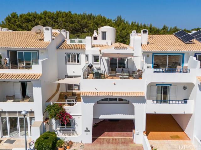 Moradia Geminada Dividida em 2 Apartamentos 210m² Budens