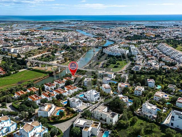 Moradia geminada elevada com 3 quartos em Tavira, em primeira linha, com jardim e vistas incomparáveis sobre o mar e a cidade, Tavira, Near town centre
