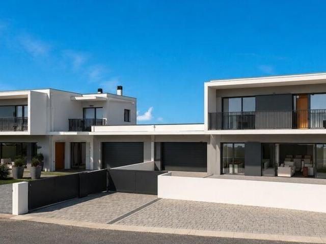 Moradia geminada em Maceira