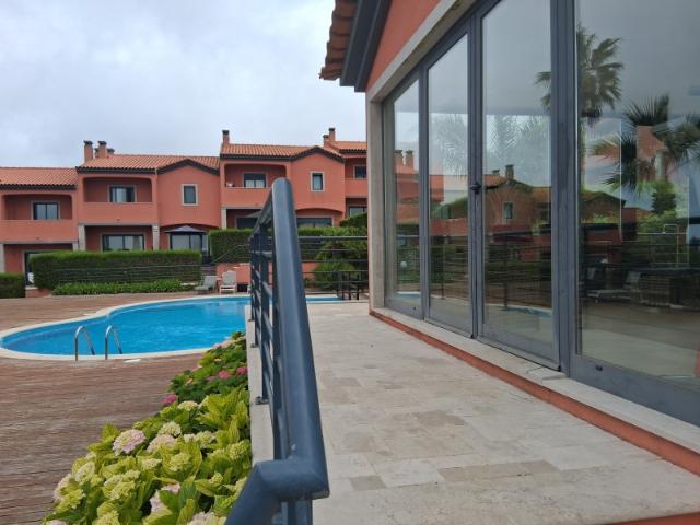 Moradia Geminada em Condomínio Privado com Piscina Vista Mar, Serra de Sintra e Arrábida